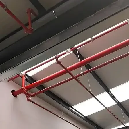 Tuberías rojas y soportes en techo